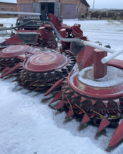 Комбайн кормоуборочный Rostselmash с жаткой и подборщиком